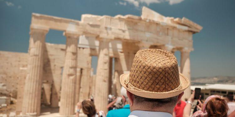 Χτυπάει κόκκινο η τουριστική κίνηση – Πάνω από ένα εκατ. τουρίστες κάθε εβδομάδα