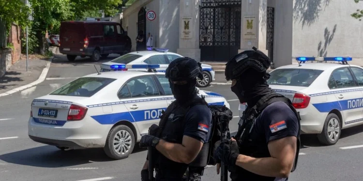 Σέρβοι αστυνομικοί έξω από την πρεσβεία του Ισραήλ στο Βελιγράδι