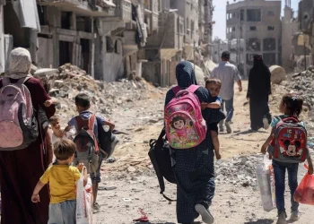 Μητέρες με παιδιά στο δρόμο προς αναζήτηση καταφυγίου, τροφής και νερού. AP Photo/Enas Rami