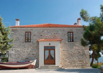 Χαλκιδική: Τα προικιά από τα Προικόνησα της Μικρασίας και οι αρχαίες μελωδίες της στέπας στα «Αριστοτέλεια»