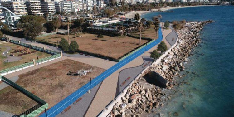 Ο Μητσοτάκης στο Cine Άλιμος για την υπογραφή της σύμβασης κατασκευής του ποδηλατόδρομου