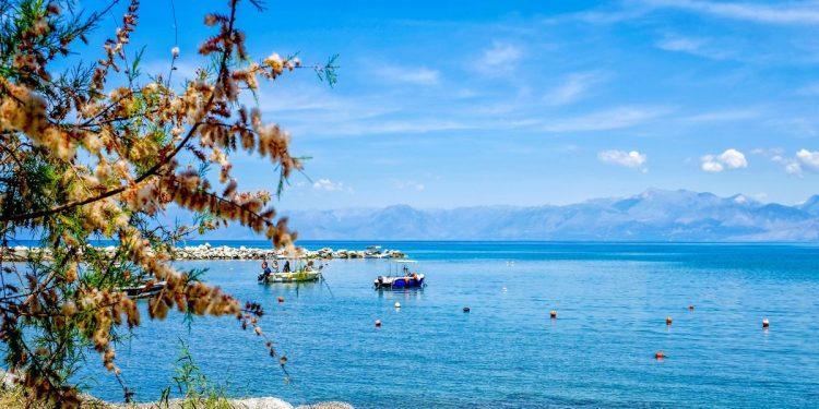 Καιρός: Αίθριος, μέχρι 7 μποφόρ οι βοριάδες στο Αιγαίο