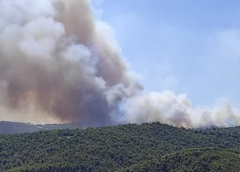 Καίει ανεξέλεγκτη η φωτιά στην Κορινθία – Επιχειρούν 140 πυροσβέστες, 11 αεροσκάφη και 5 ελικόπτερα