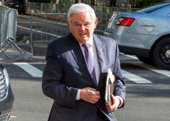 Ο γερουσιαστής Ρόμπερτ Μενέντεζ φτάνει στο Ομοσπονδιακό Δικαστήριο, την Τρίτη 28 Μαΐου 2024. (AP Photo/Ted Shaffrey)