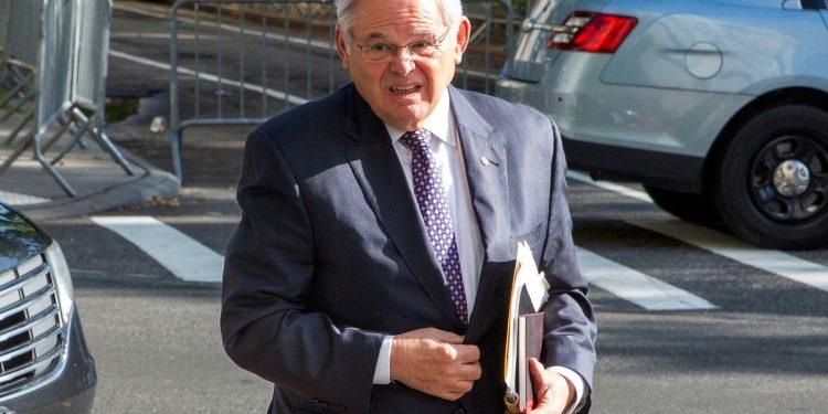 Ο γερουσιαστής Ρόμπερτ Μενέντεζ φτάνει στο Ομοσπονδιακό Δικαστήριο, την Τρίτη 28 Μαΐου 2024. (AP Photo/Ted Shaffrey)