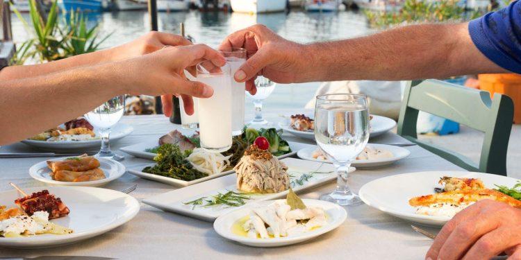 Ούζο: Η φιλοσοφία της καθημερινότητας του Ελληνα μέσα σε ένα ποτήρι