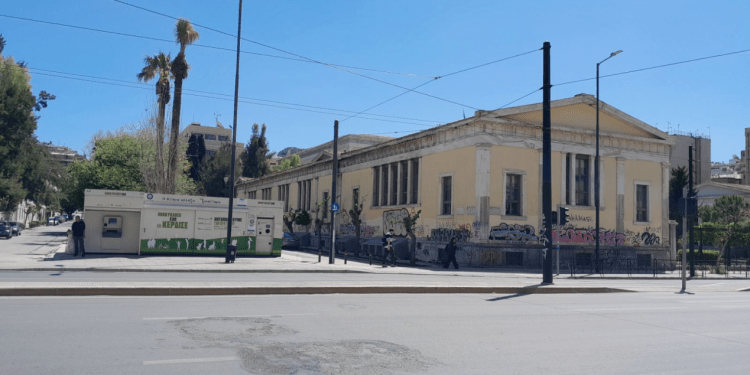 Καταπέλτης ο Σύλλογος Αρχιτεκτόνων για το «βιασμό» δημόσιων χώρων της Αττικής από «σπιτάκια ανακύκλωσης»-Ζητά έρευνα για το δήμο Αθηναίων