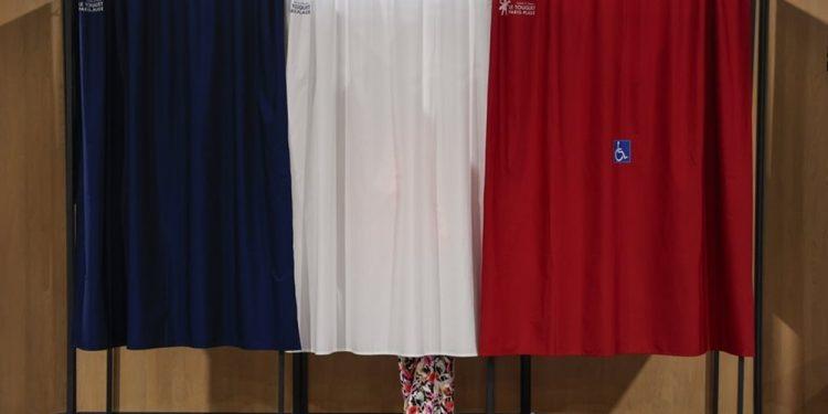 Βουλευτικές εκλογές στη Γαλλία: Νέο Λαϊκό Μέτωπο 184 ως 186 έδρες – 160 ως 162 η παράταξη Μακρόν – Ακροδεξιά 141 ως 143