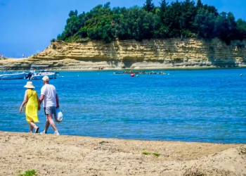 The Times: Προτείνουν με κλειστά τα μάτια την Ελλάδα για διακοπές – Τα 28 ιδανικότερα μέρη