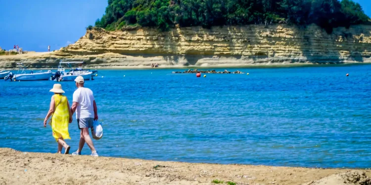 The Times: Προτείνουν με κλειστά τα μάτια την Ελλάδα για διακοπές – Τα 28 ιδανικότερα μέρη