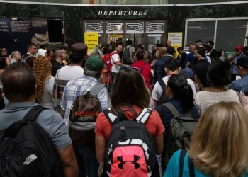 Εκατοντάδες ταξιδιώτες περιμένουν την αναχώρηση της πτήσης τους στο αεροδρόμιο LaGuardia στη Νέα Υόρκη μετά το ψηφιακό μπλακ άουτ AP Photo/Yuki Iwamura