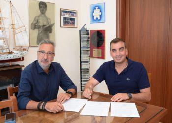 Ύμνοι Κωνσταντάτου για το δήμαρχο Αγίου Δημητρίου–Υπέγραψαν οι δυο δήμοι σύμφωνο συνεργασίας