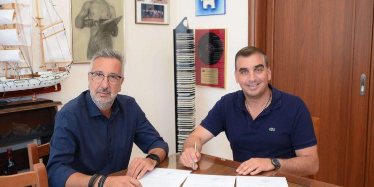 Ύμνοι Κωνσταντάτου για το δήμαρχο Αγίου Δημητρίου–Υπέγραψαν οι δυο δήμοι σύμφωνο συνεργασίας