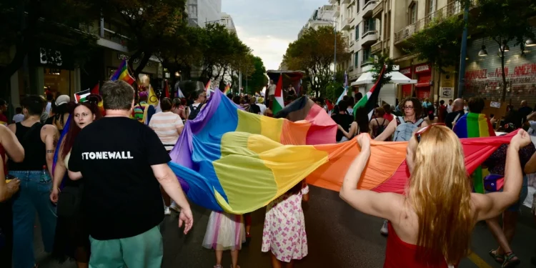 Ελληνική Αστυνομία: Απαγόρευσε δύο συγκεντρώσεις υπέρ και κατά «Family Pride» το Σάββατο στο Παλαιό Φάληρο