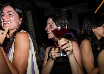 Καλοκαίρι στα wine bars: 8 στάσεις για φανατικούς οινόφιλους στην Αθήνα