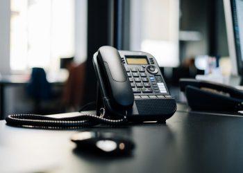 Airbnb: Κινέζος άφησε φέσι 3.500 ευρώ για υπεραστικά τηλεφωνήματα στην Κίνα