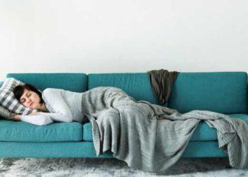 Δυσκολεύεστε να κοιμηθείτε στη ζέστη; Τι σας ζεσταίνει και πώς θα απολαύσετε τον ύπνο σας