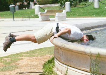 Καύσωνας: 7+1 κόλπα για να δροσιστείτε