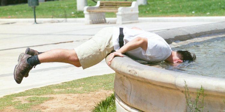 Καύσωνας: 7+1 κόλπα για να δροσιστείτε