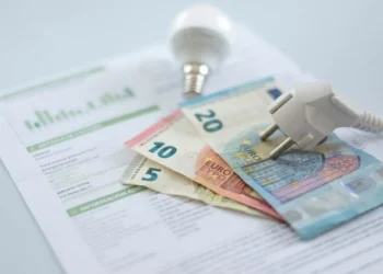 Ρεύμα: Ποια τιμολόγια θα λάβουν επιδότηση – Έκτακτος φόρος στους παραγωγούς με φυσικό αέριο