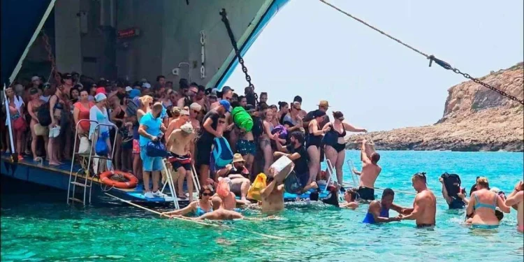Κρήτη: Απίστευτες εικόνες στον Μπάλο – Βουτάνε μέχρι τον λαιμό από το πλοίο για να φτάσουν στην παραλία