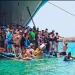 Κρήτη: Απίστευτες εικόνες στον Μπάλο – Βουτάνε μέχρι τον λαιμό από το πλοίο για να φτάσουν στην παραλία