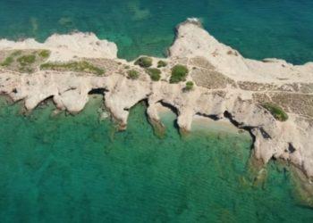 Η βραχονησίδα της Αττικής με τις δαντελένιες ακρογιαλιές που πας με τα πόδια! (VIDEO)