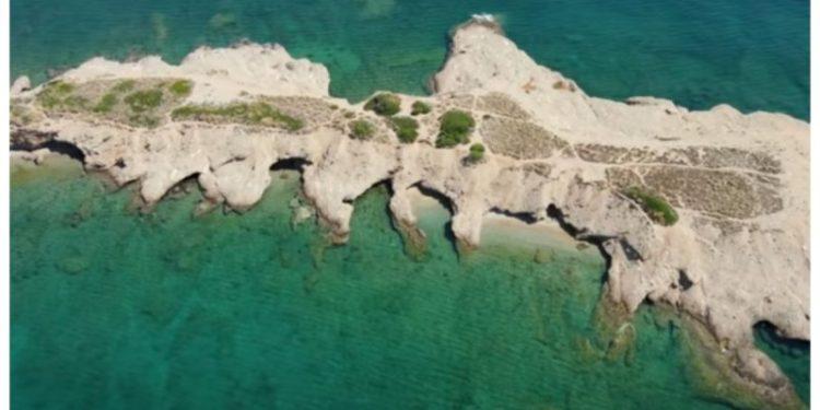 Η βραχονησίδα της Αττικής με τις δαντελένιες ακρογιαλιές που πας με τα πόδια! (VIDEO)