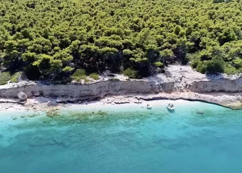 Παραλίες κοντά στην Αθήνα: Αυτός είναι ο πριβέ παράδεισος με τα εξωτικά νερά