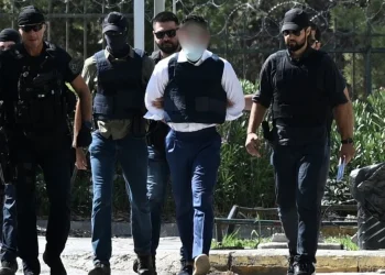 Ο 44χρονος φερόμενος δράστης της δολοφονίας του τοπογράφου στο Ψυχικό οδηγείται στον ανακριτή / Φωτογραφία: SOOC