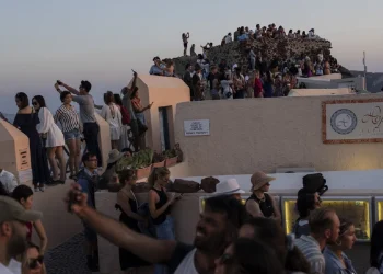 Σαντορίνη: Στο όριο της «ασφυξίας» το πιο «ινσταγκραμικό» νησί της Ελλάδας λέει το AFP