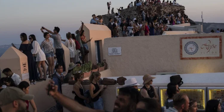 Σαντορίνη: Στο όριο της «ασφυξίας» το πιο «ινσταγκραμικό» νησί της Ελλάδας λέει το AFP