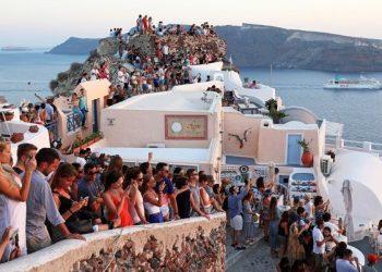 Ελληνικά νησιά: Βουλιάζουν από τουρίστες, ερημώνουν από γιατρούς
