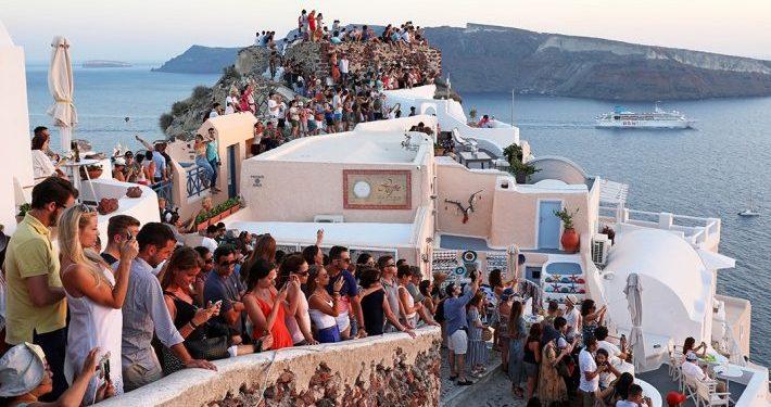 Ελληνικά νησιά: Βουλιάζουν από τουρίστες, ερημώνουν από γιατρούς