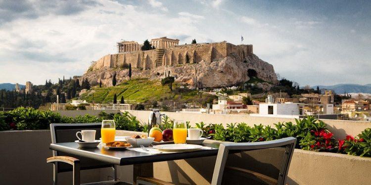 Στο 75,5% έναντι 72,9% του 2023 διαμορφώνεται η μέση πληρότητα Α΄ εξαμήνου του 2024 στα ξενοδοχεία της Αθήνας