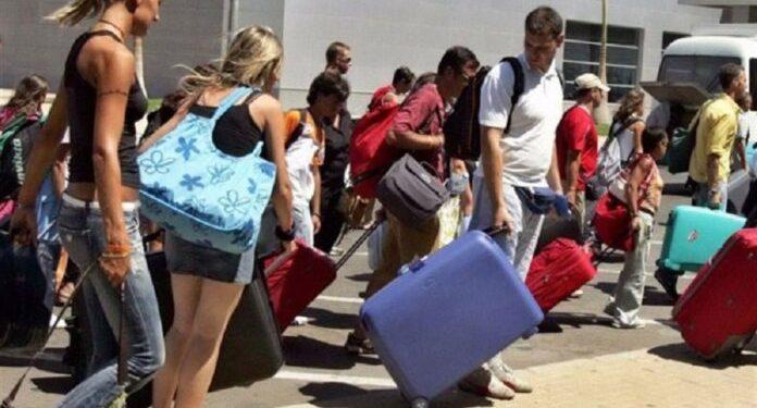 Ακρίβεια και τουρισμός: Δίκοπο μαχαίρι που κρατά τις τιμές σε υψηλά επίπεδα