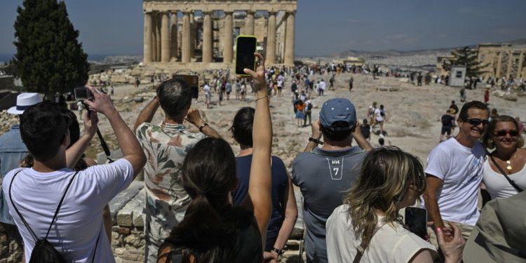 Τουριστικά έσοδα: Άλμα 12,2% το α’ εξάμηνο του 2024 σύμφωνα με την Τράπεζα της Ελλάδος