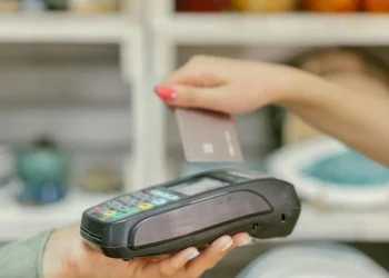 Επίδομα ανεργίας: Μόνο το 50% σε μετρητά – Πώς θα λειτουργεί η προπληρωμένη κάρτα