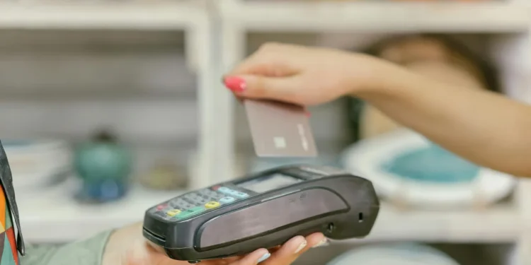 Επίδομα ανεργίας: Μόνο το 50% σε μετρητά – Πώς θα λειτουργεί η προπληρωμένη κάρτα