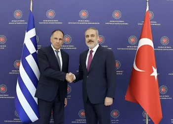 Συνάντηση Γεραπετρίτη-Φιντάν στο περιθώριο της Άτυπης Συνάντησης των Υπουργών Εξωτερικών της ΕΕ