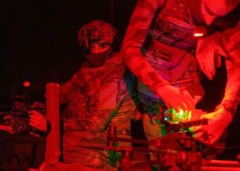 Ουκρανοί στρατιώτες προετοιμάζουν drone για πτήση πάνω από ρωσικές θέσεις στην περιοχή Χάρκοβο AP Photo/Evgeniy Maloletka