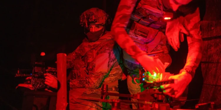 Ουκρανοί στρατιώτες προετοιμάζουν drone για πτήση πάνω από ρωσικές θέσεις στην περιοχή Χάρκοβο AP Photo/Evgeniy Maloletka