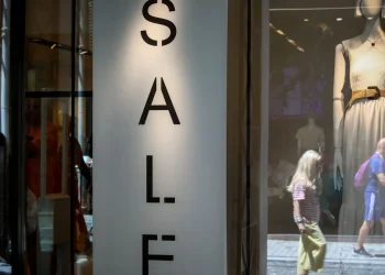 Βιτρίνα καταστήματος όπου αναγγέλλονται εκπτώσεις σε κατάστημσ ΜΑΡΙΑΝΘΗ ΤΣΟΜΠΑΝΟΠΟΥΛΟΥ/EUROKINISSI