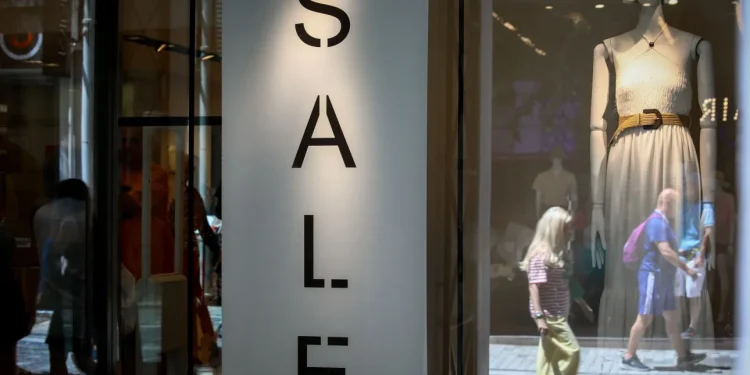 Βιτρίνα καταστήματος όπου αναγγέλλονται εκπτώσεις σε κατάστημσ ΜΑΡΙΑΝΘΗ ΤΣΟΜΠΑΝΟΠΟΥΛΟΥ/EUROKINISSI