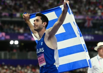 O Μίλτος Τεντόγλου κρατώντας την ελληνική σημαία λίγο μετά την κατάκτηση του χρυσού μεταλίου στον τελικό του μήκους των Ολυμπιακών Αγώνων στο Παρίσι ΝΙΚΟΛΟΠΟΥΛΟΣ ΑΝΤΩΝΗΣ / EUROKINISSI