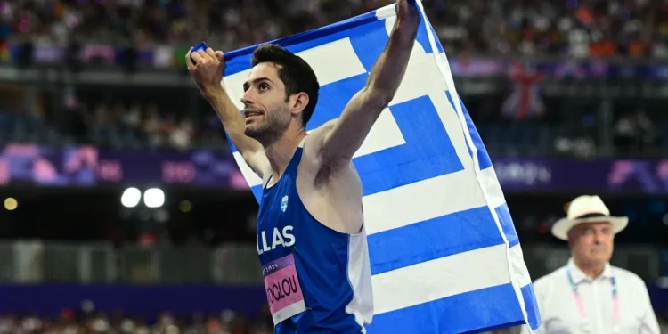 O Μίλτος Τεντόγλου κρατώντας την ελληνική σημαία λίγο μετά την κατάκτηση του χρυσού μεταλίου στον τελικό του μήκους των Ολυμπιακών Αγώνων στο Παρίσι ΝΙΚΟΛΟΠΟΥΛΟΣ ΑΝΤΩΝΗΣ / EUROKINISSI