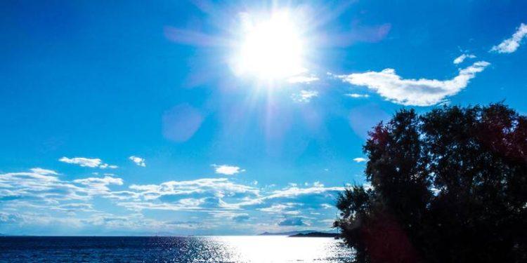 Καιρός: Ζέστη και ισχυροί βοριάδες στο Αιγαίο