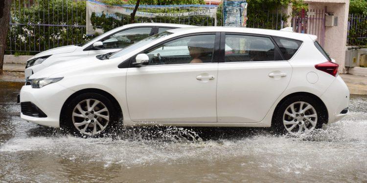 Κακοκαιρία: Διακόπηκε η κυκλοφορία στην οδό Δαβάκη – Πού εντοπίζονται προβλήματα