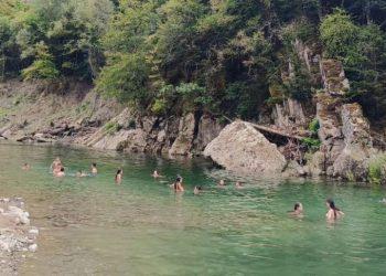 Η παραλία του Δήμου Μετεώρων, γνωστή ως «πλαζ Αλέκος», σε υψόμετρο 1.000 μέτρων