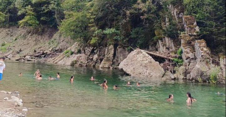 Η παραλία του Δήμου Μετεώρων, γνωστή ως «πλαζ Αλέκος», σε υψόμετρο 1.000 μέτρων